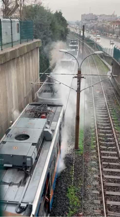Bayrampaşa’da duran metrodan dumanlar yükseldi
