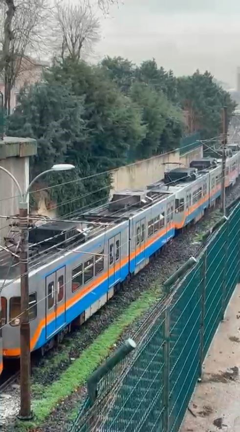 Bayrampaşa’da duran metrodan dumanlar yükseldi
