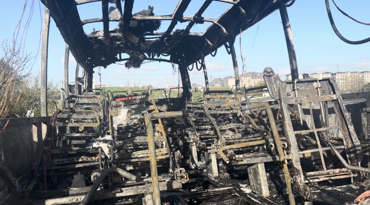 Bayrampaşa’da minibüs alevlere teslim oldu
