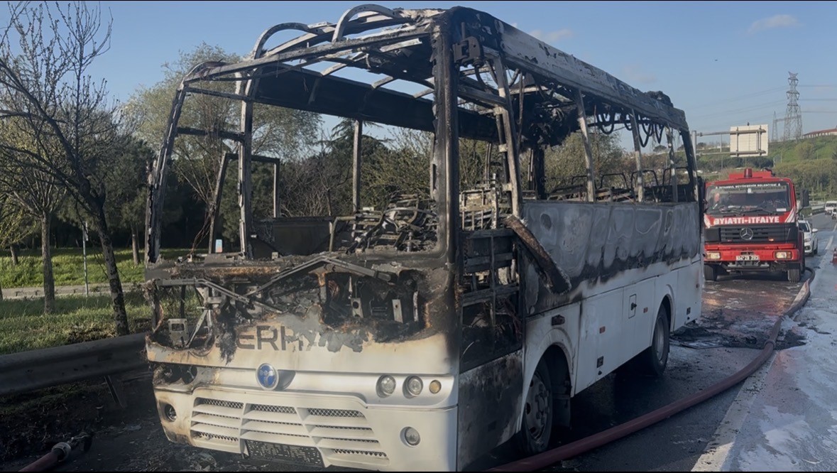 Bayrampaşa’da minibüs alevlere teslim oldu
