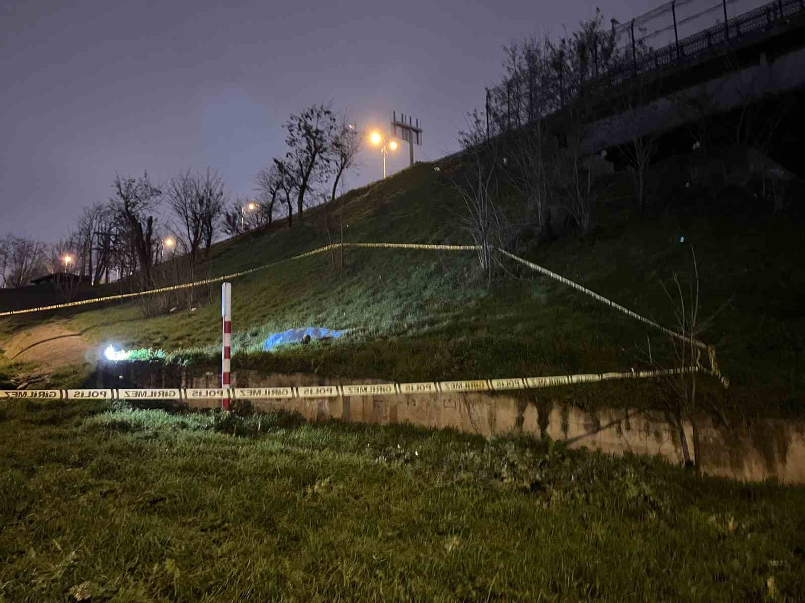 Bayrampaşa’da otoyol kenarında erkek cesedi bulundu

