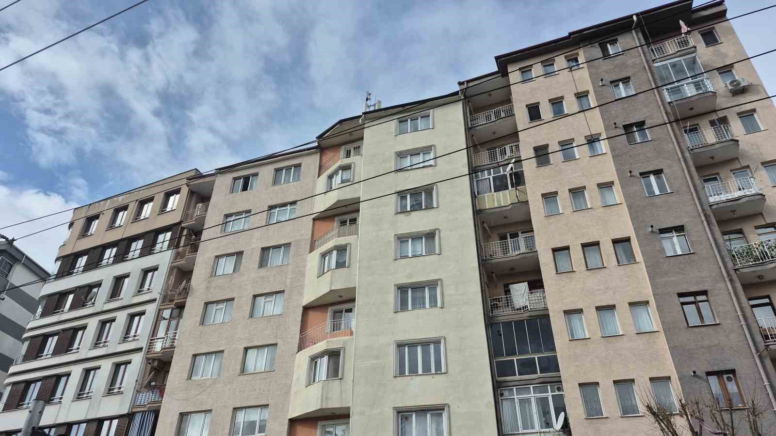 Baz istasyonuna bakım yaparken çatıdan düşen işçi ağır yaralandı
