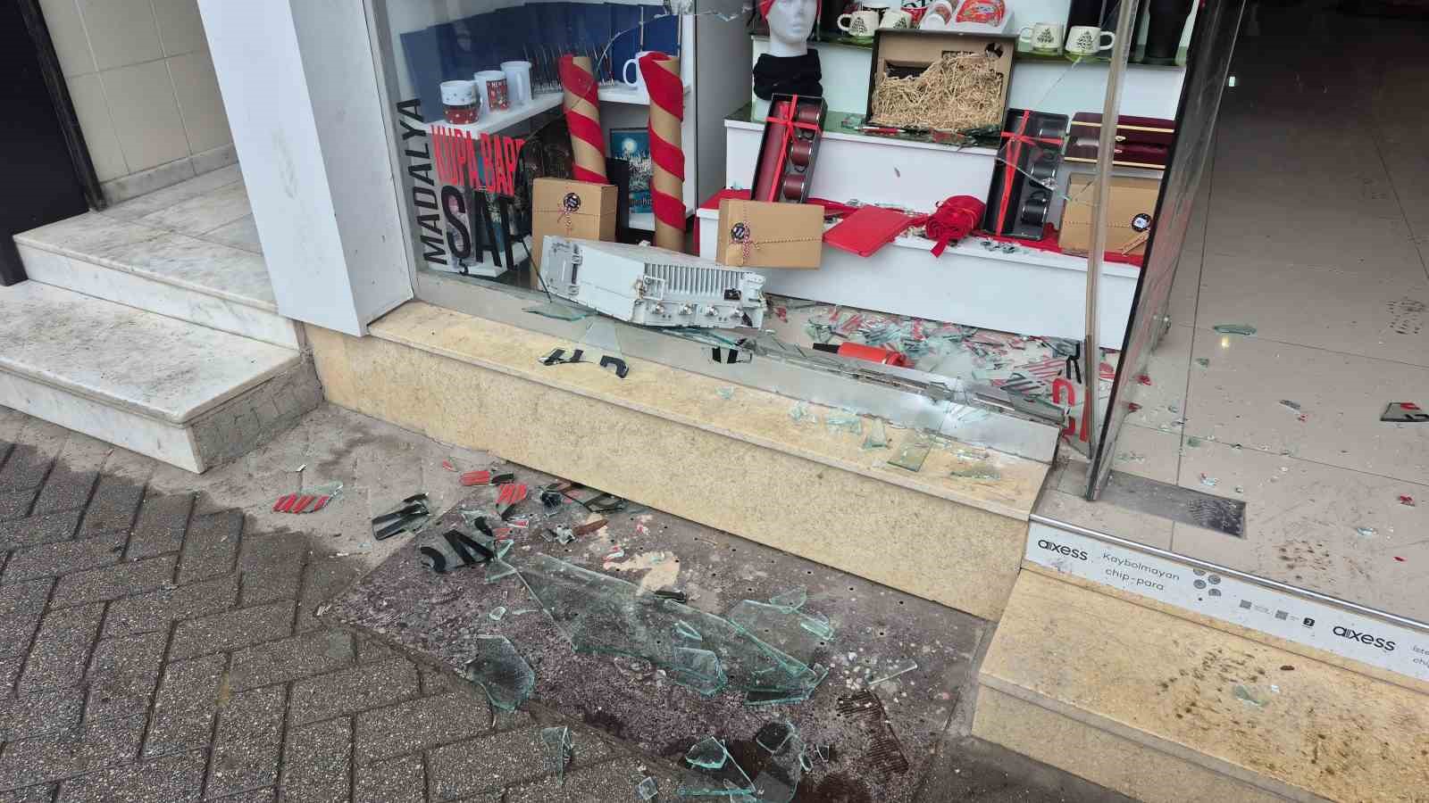 Baz istasyonuna bakım yaparken çatıdan düşen işçi ağır yaralandı
