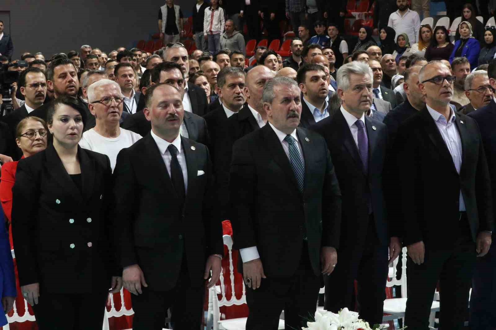 BBP Genel Başkanı Destici, Kocaeli’deki kongrede İsmail Türüt ile sahneye çıkıp türkü söyledi
