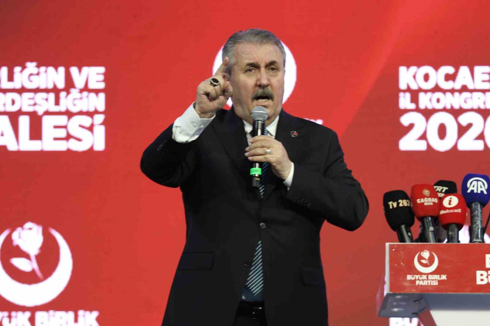 BBP Genel Başkanı Destici, Kocaeli’deki kongrede İsmail Türüt ile sahneye çıkıp türkü söyledi
