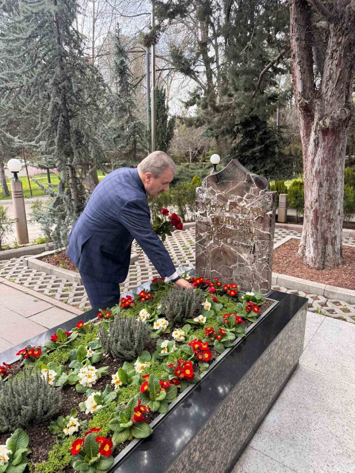BBP Genel Başkanı Destici: "Merhum Alparslan Türkeş’i vefatının 29’uncu sene-i devriyesinde kabri başında rahmetle yad ediyorum"
