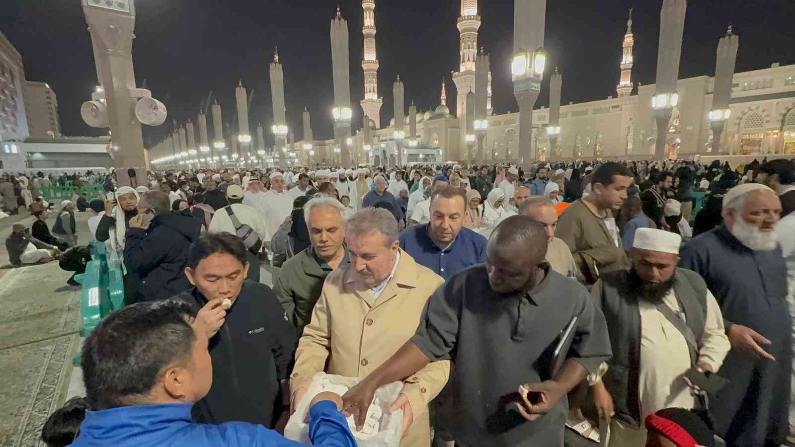 BBP Genel Başkanı Destici, Mescid-i Nebevi’de vatandaşlarla buluştu
