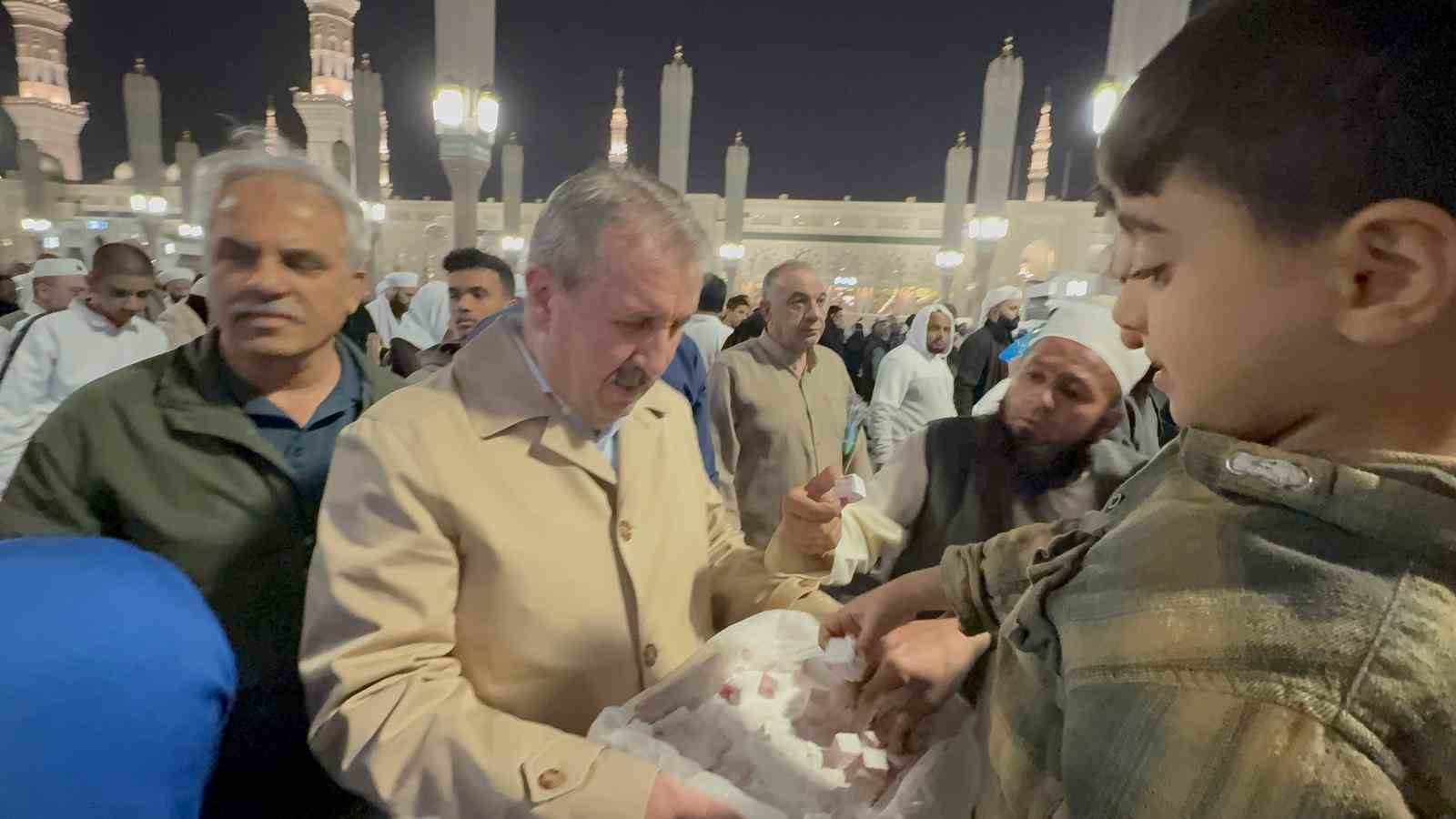 BBP Genel Başkanı Destici, Mescid-i Nebevi’de vatandaşlarla buluştu
