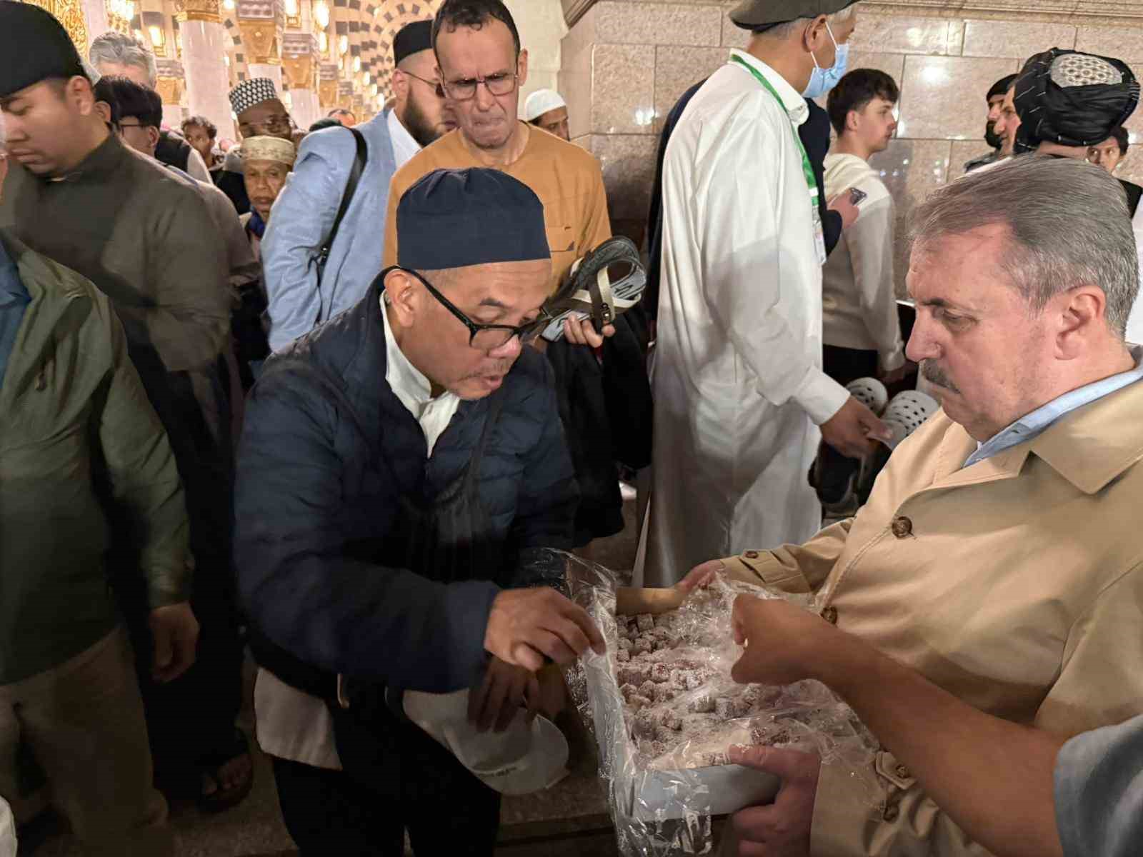 BBP Genel Başkanı Destici, Mescid-i Nebevi’de vatandaşlarla buluştu
