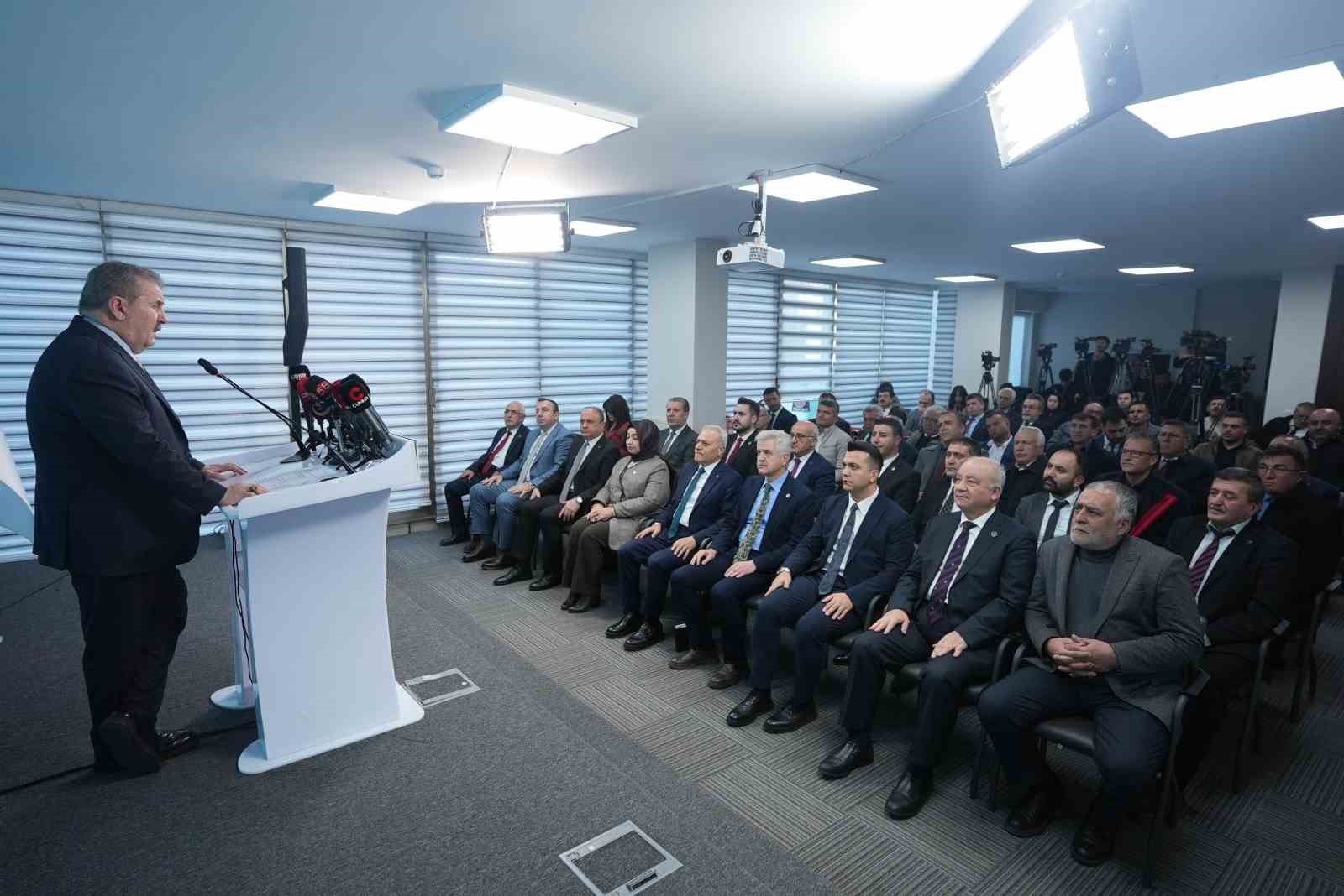 BBP Genel Başkanı Destici: "Savaş mı var bu ülkede de CHP barış konferansı düzenledi?"
