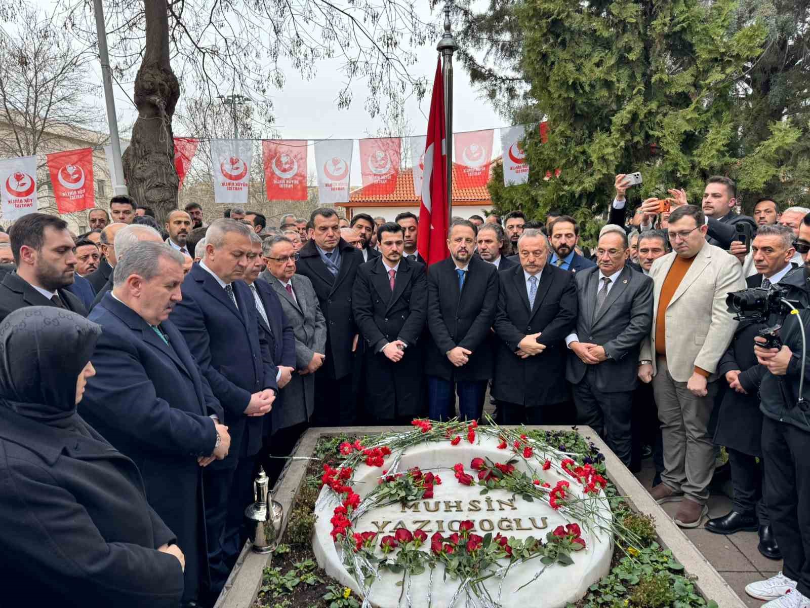 BBP’nin 33’üncü kuruluş yıl dönümünde Muhsin Yazıcıoğlu kabri başında anıldı
