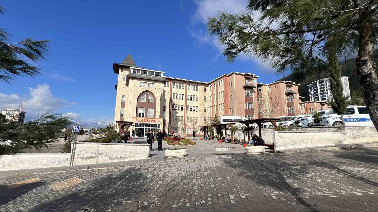 Bebeğe şiddet uygulayan hemşire mahkemede, "Bende bir anneyim çocuğumun bana ihtiyacı var"
