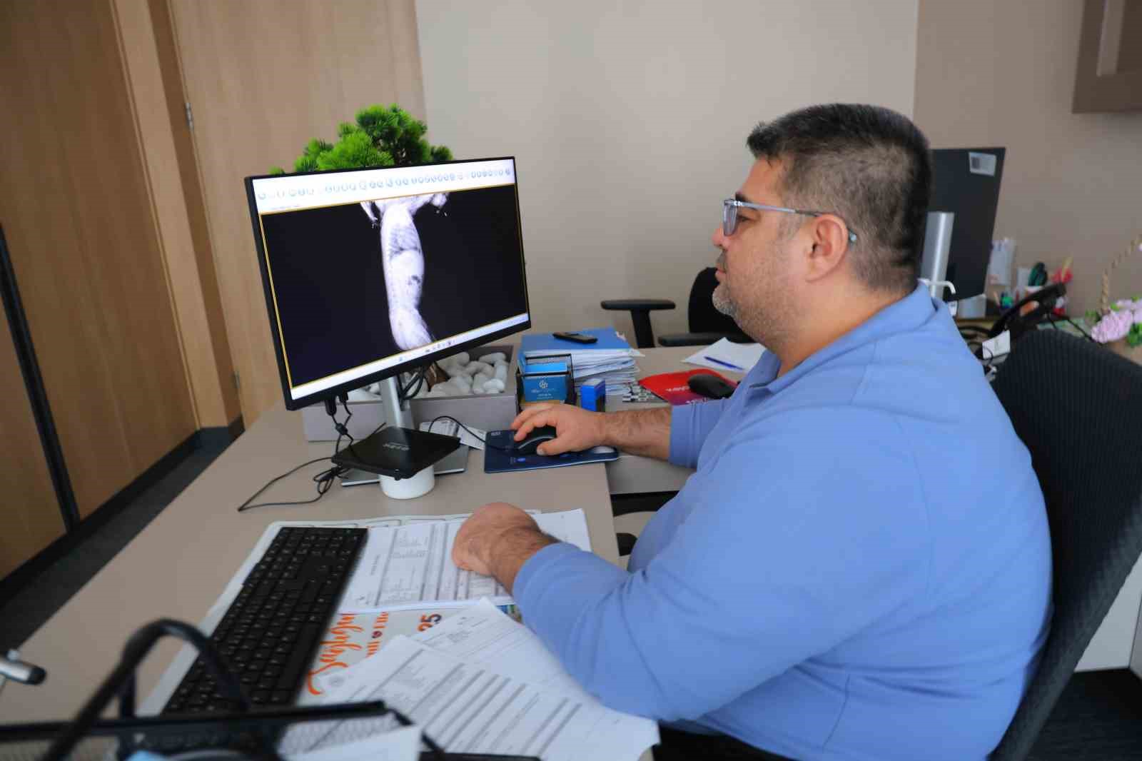 Bebeğin sırtından tel parçası çıktı
Bebeğin sırtından tel parçası çıktı