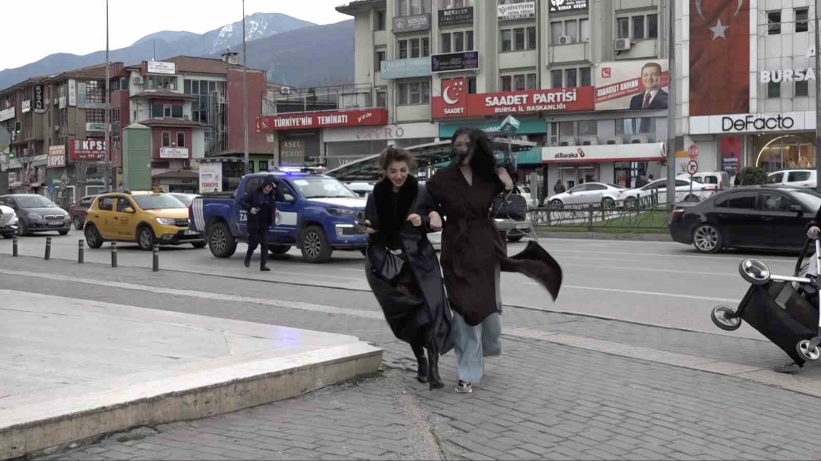 Bebek arabası lodosla birlikte sürüklenerek devrildi
