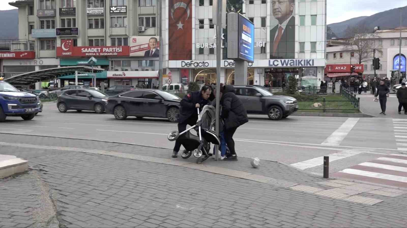 Bebek arabası lodosla birlikte sürüklenerek devrildi

