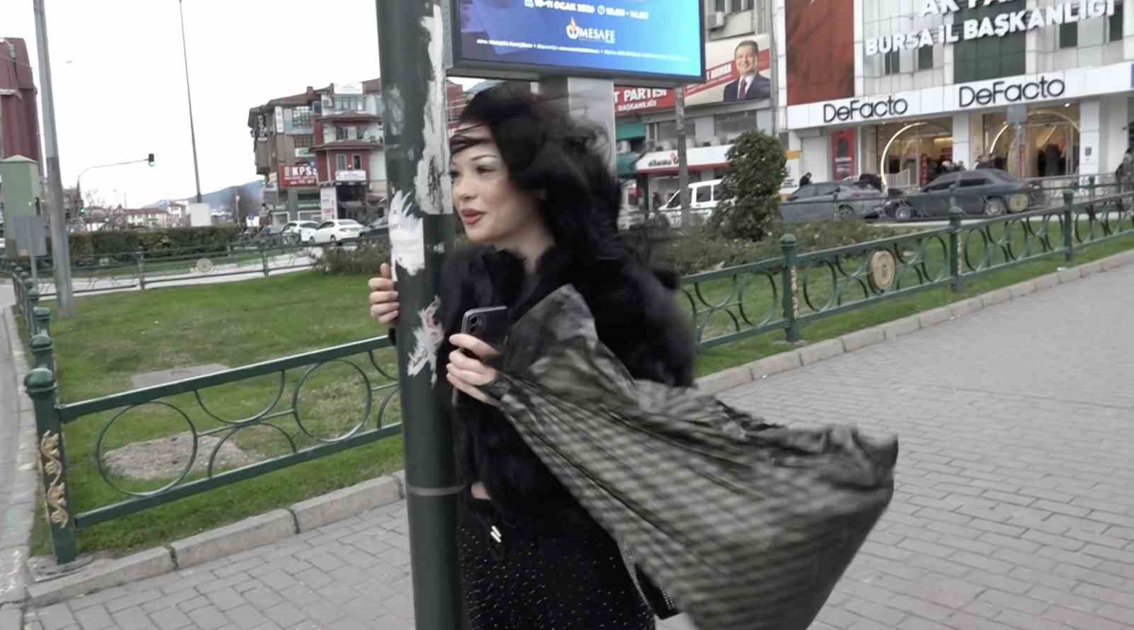 Bebek arabası lodosla birlikte sürüklenerek devrildi
