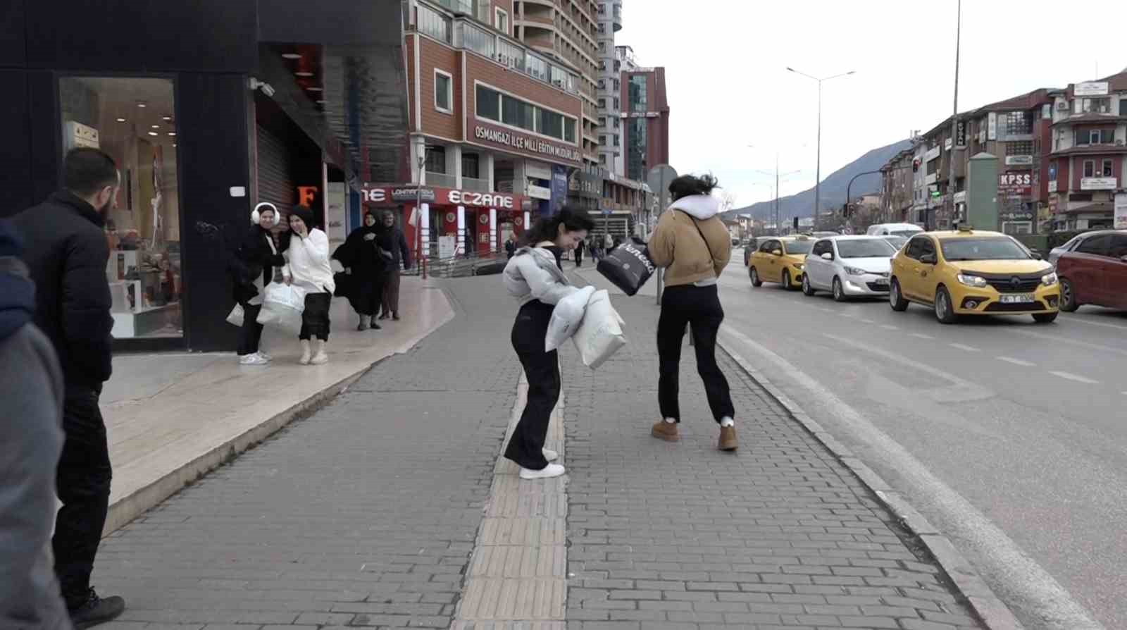 Bebek arabası lodosla birlikte sürüklenerek devrildi
