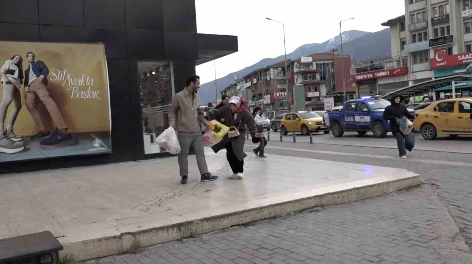 Bebek arabası lodosla birlikte sürüklenerek devrildi
