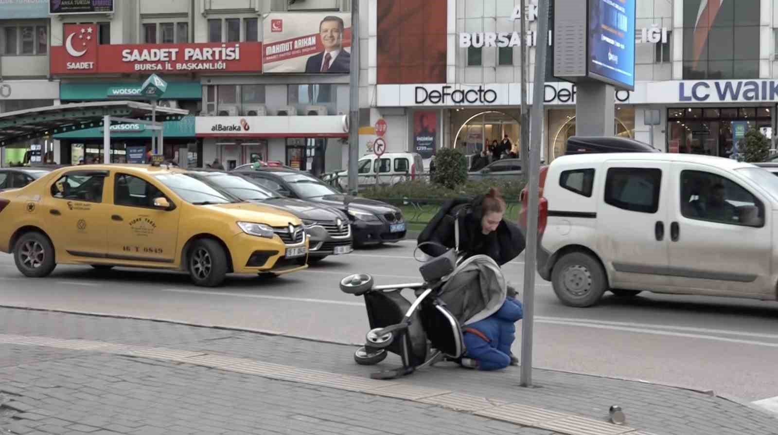 Bebek arabası lodosla birlikte sürüklenerek devrildi
