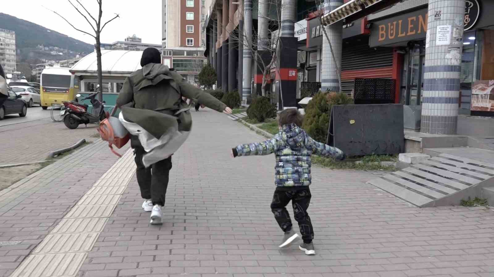 Bebek arabası lodosla birlikte sürüklenerek devrildi
