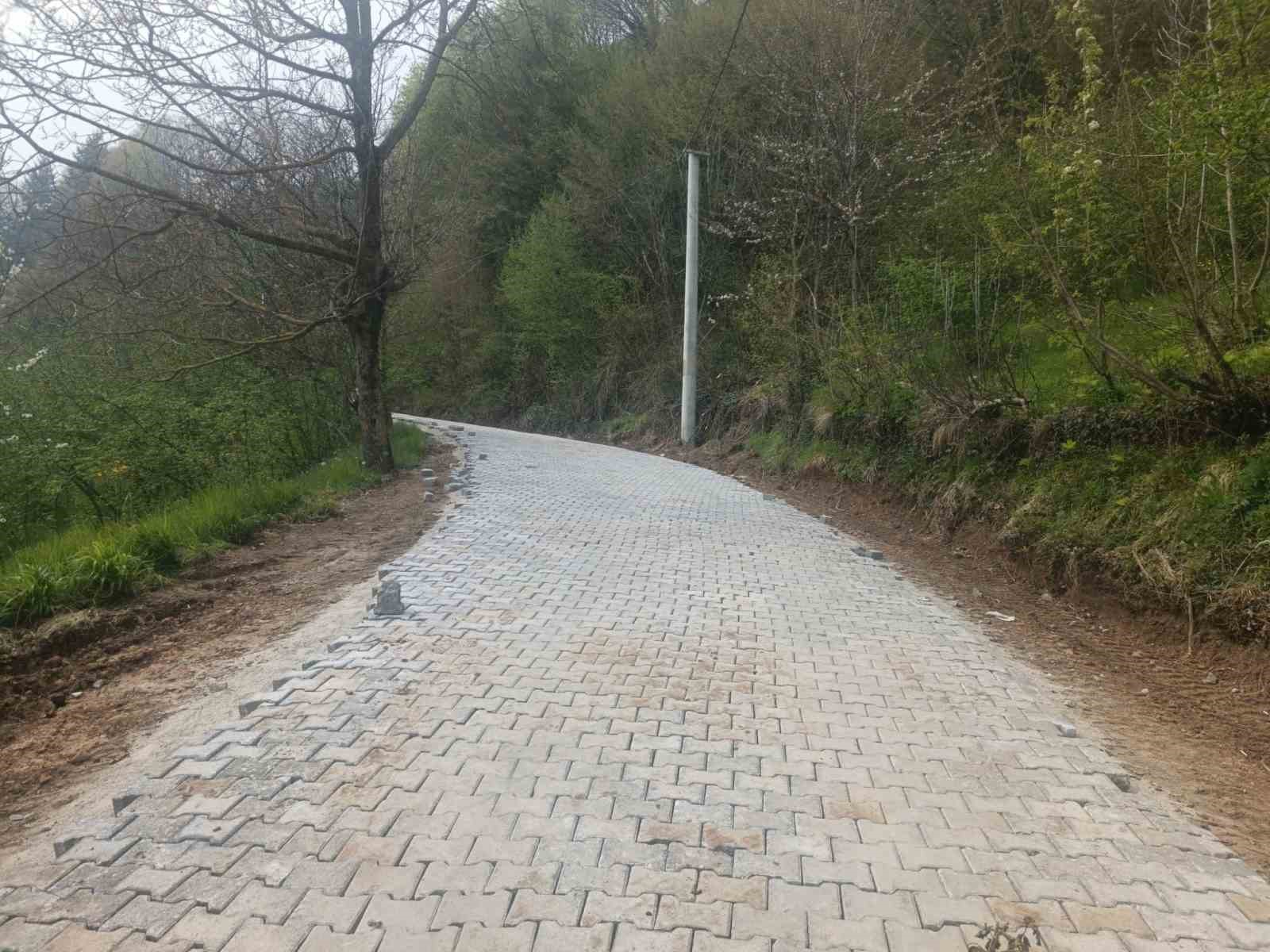 Bekiroğlu Köyü’nde kilit parke çalışmaları sürüyor
