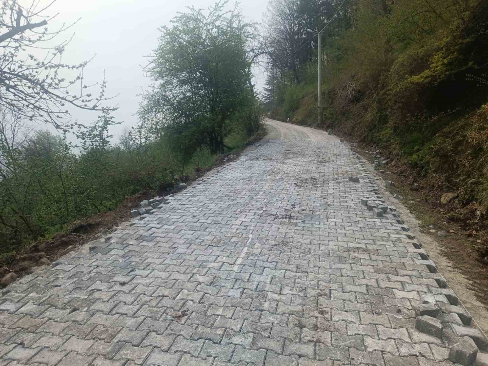 Bekiroğlu Köyü’nde kilit parke çalışmaları sürüyor
