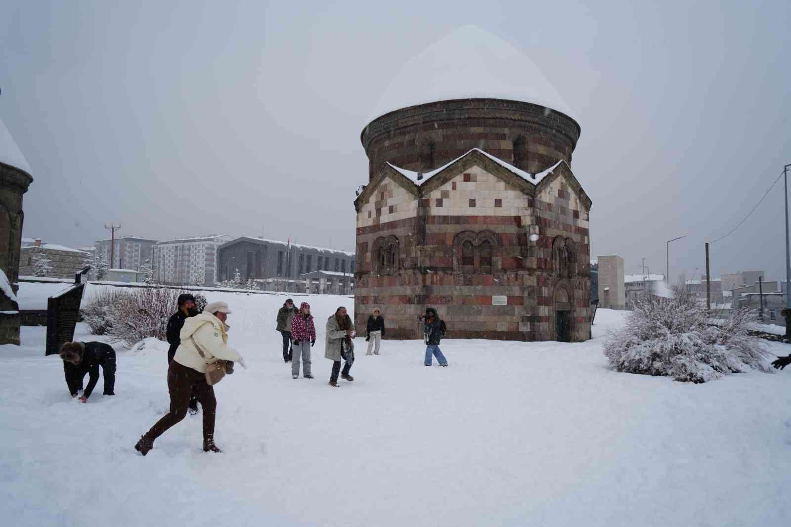 Belçikalı turistler Erzurum’da karda gönüllerince eğlendi
