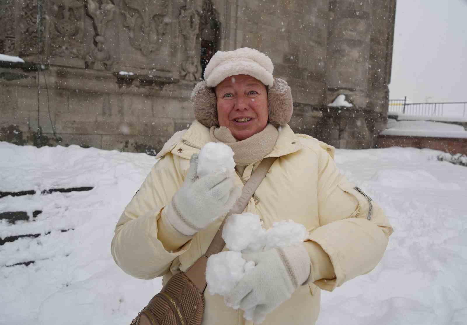 Belçikalı turistler Erzurum’da karda gönüllerince eğlendi
