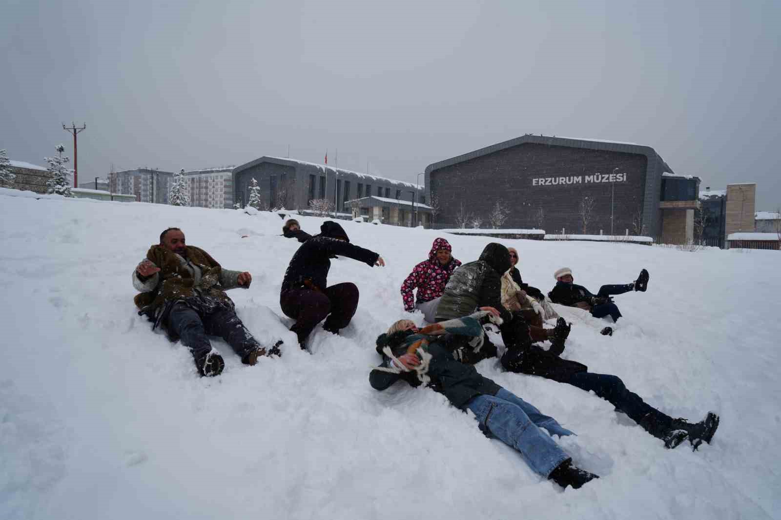 Belçikalı turistler Erzurum’da karda gönüllerince eğlendi
