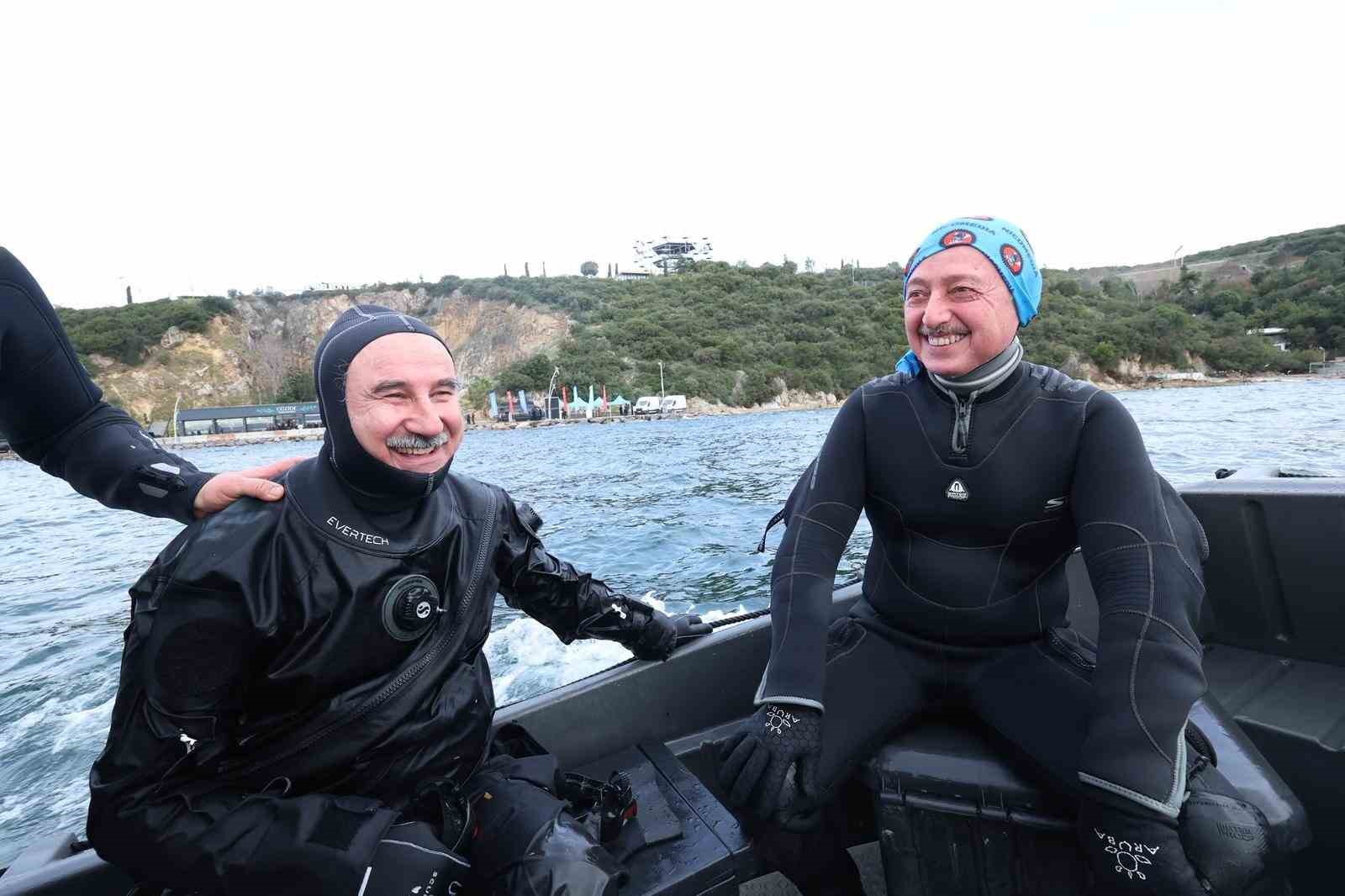 Belediye başkanı dalış yaptı, su altından müjdeyle çıktı
