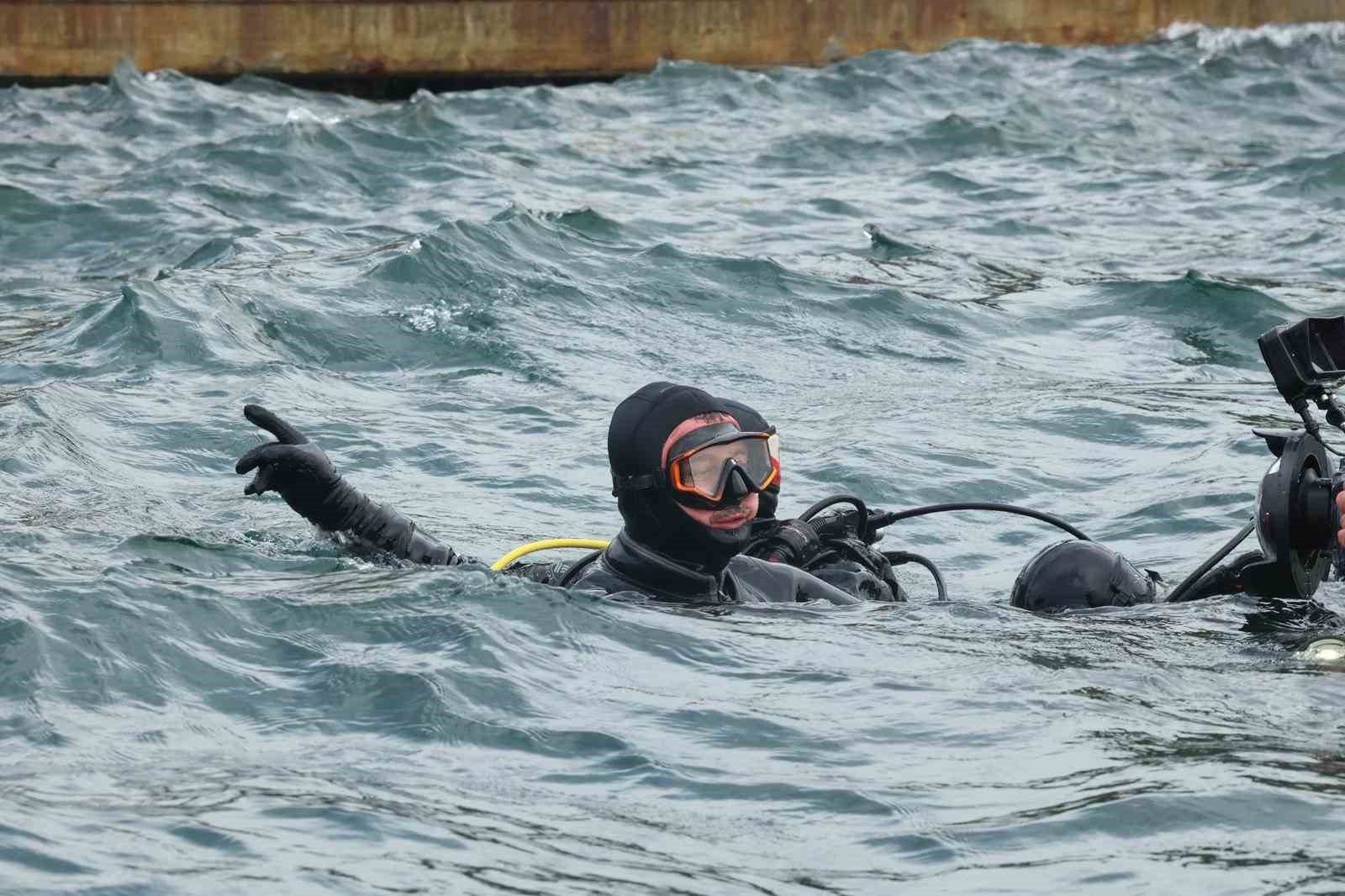 Belediye başkanı dalış yaptı, su altından müjdeyle çıktı

