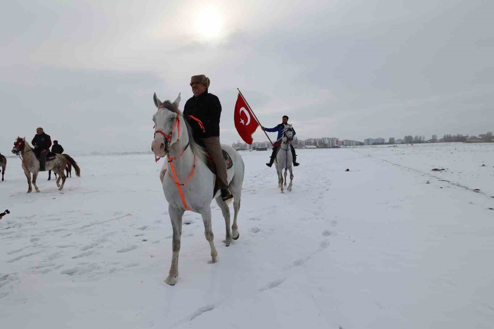 Belediye Başkanı Emrullah Akpunar, at sırtında yaban hayatı için yemleme yaptı
