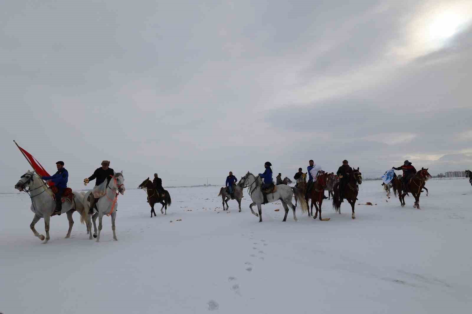 Belediye Başkanı Emrullah Akpunar, at sırtında yaban hayatı için yemleme yaptı
