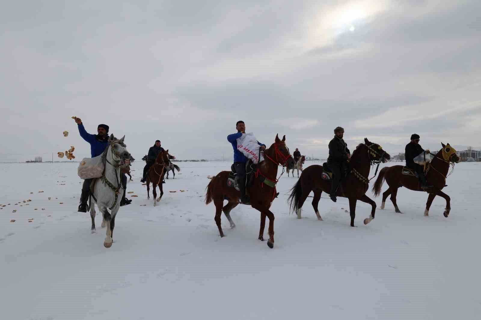 Belediye Başkanı Emrullah Akpunar, at sırtında yaban hayatı için yemleme yaptı
