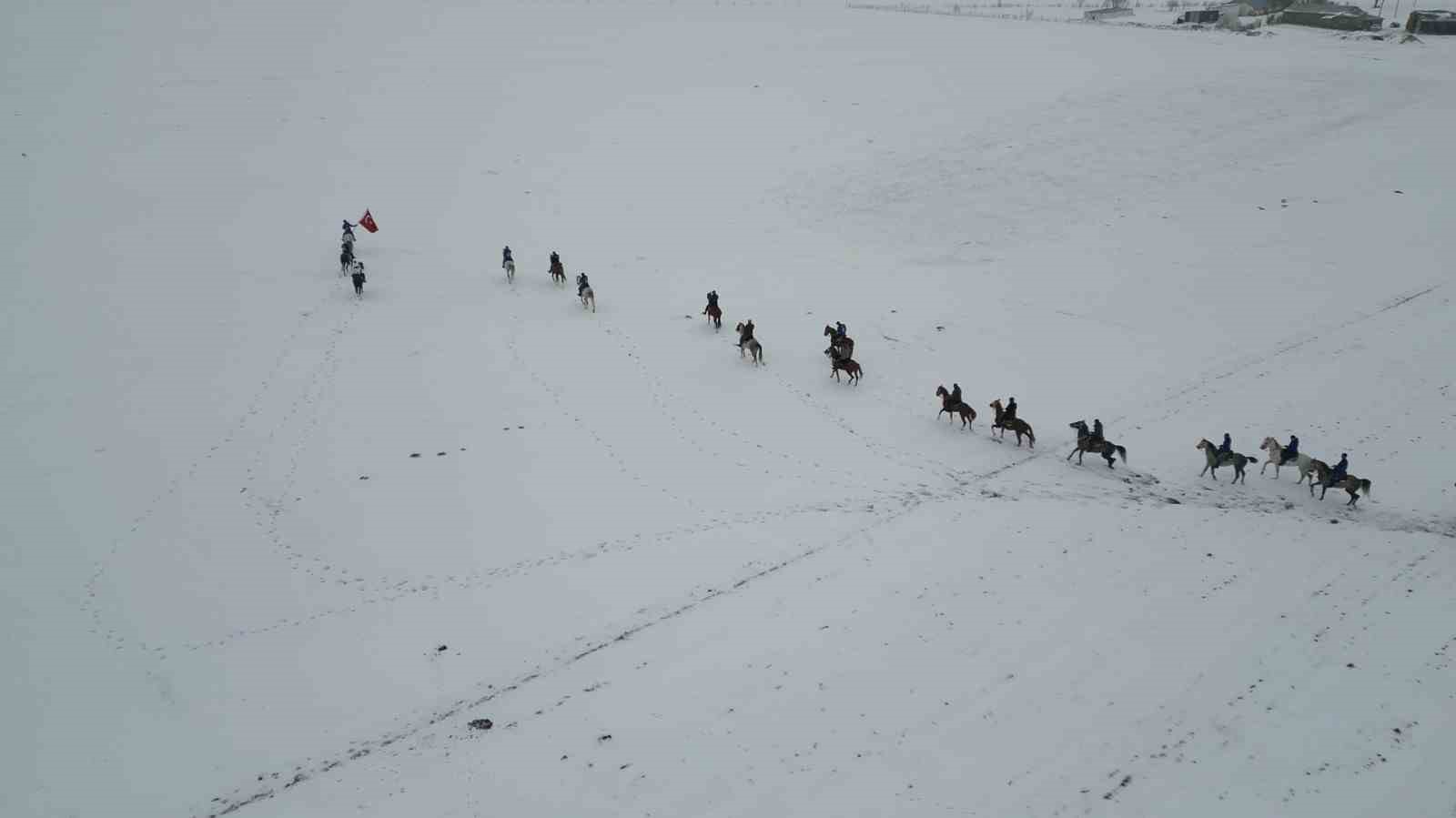 Belediye Başkanı Emrullah Akpunar, at sırtında yaban hayatı için yemleme yaptı
