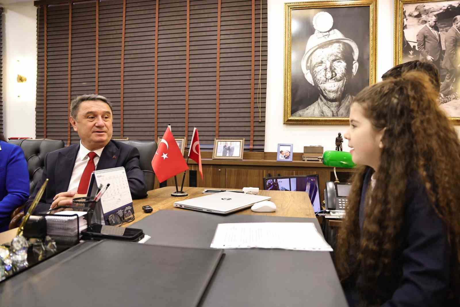 Belediye başkanı koltuğunu Mercan Su Uzun’a devretti
