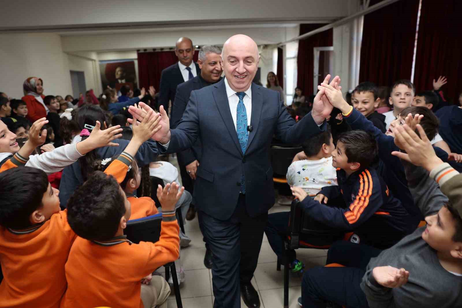 Belediye Başkanı Muzaffer Bıyık, ilkokul öğrencilerine yerel yönetimleri anlattı
