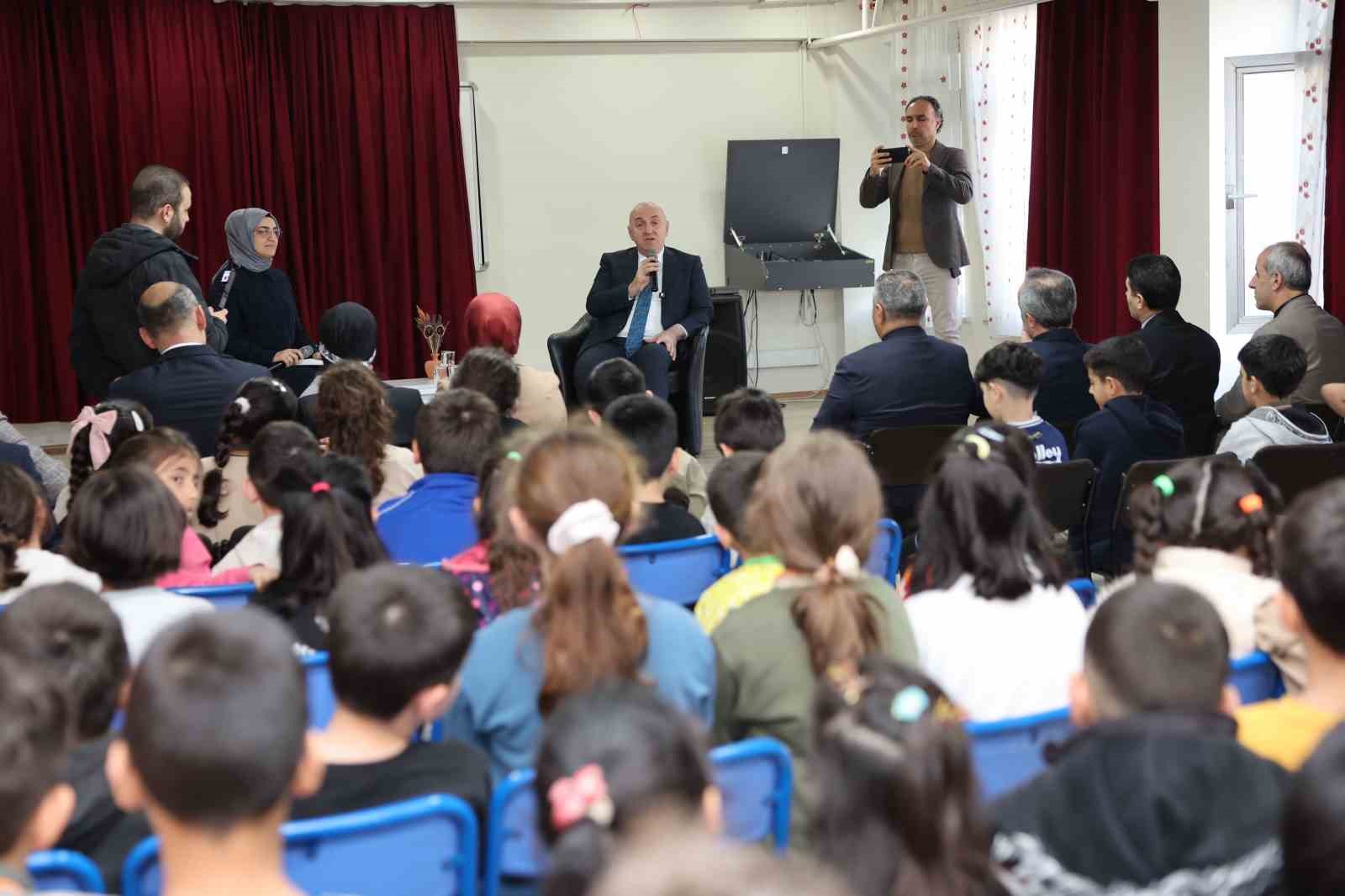 Belediye Başkanı Muzaffer Bıyık, ilkokul öğrencilerine yerel yönetimleri anlattı
