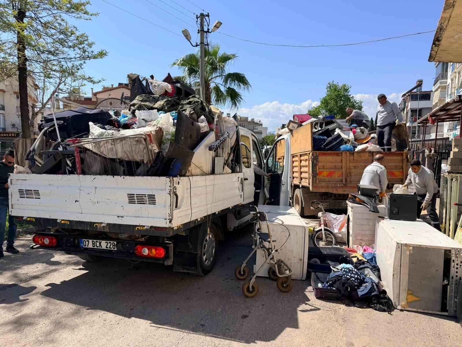 Belediye boşaltıyor, o dolduruyor: Daha önce 2 operasyonda 16 kamyon çöp çıkan evden 4 kamyon daha çöp çıktı
