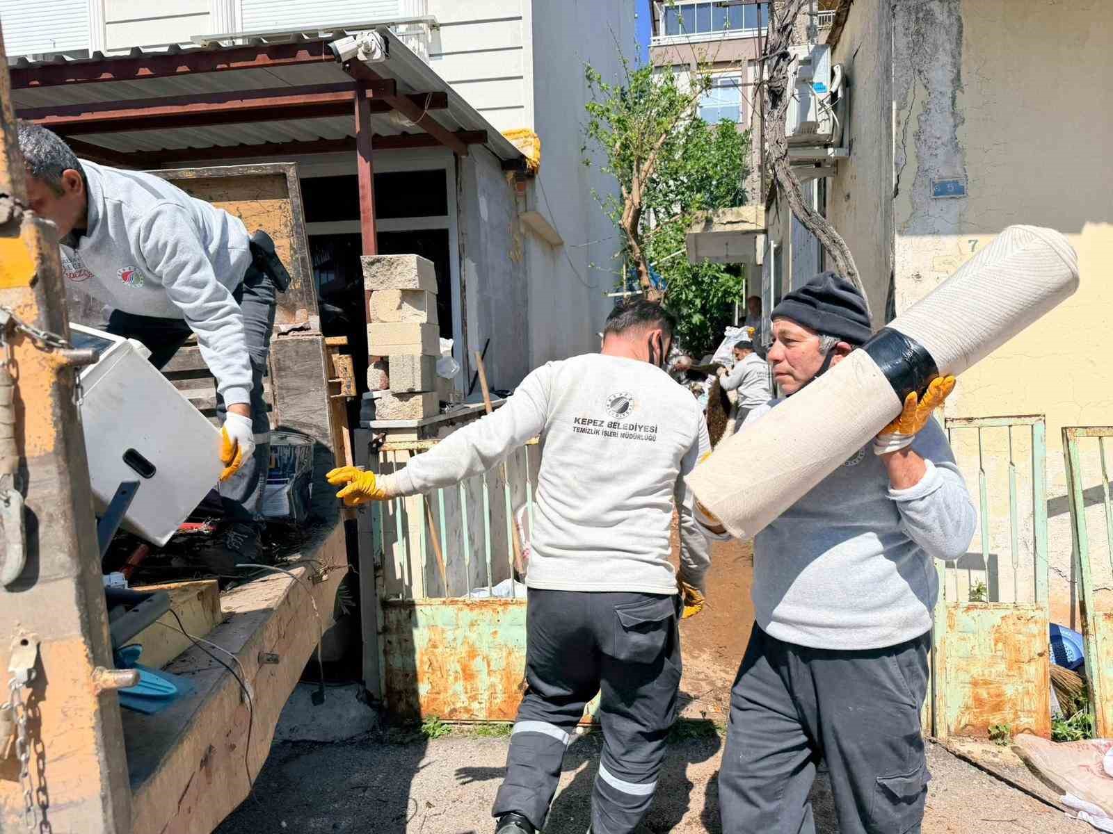 Belediye boşaltıyor, o dolduruyor: Daha önce 2 operasyonda 16 kamyon çöp çıkan evden 4 kamyon daha çöp çıktı
