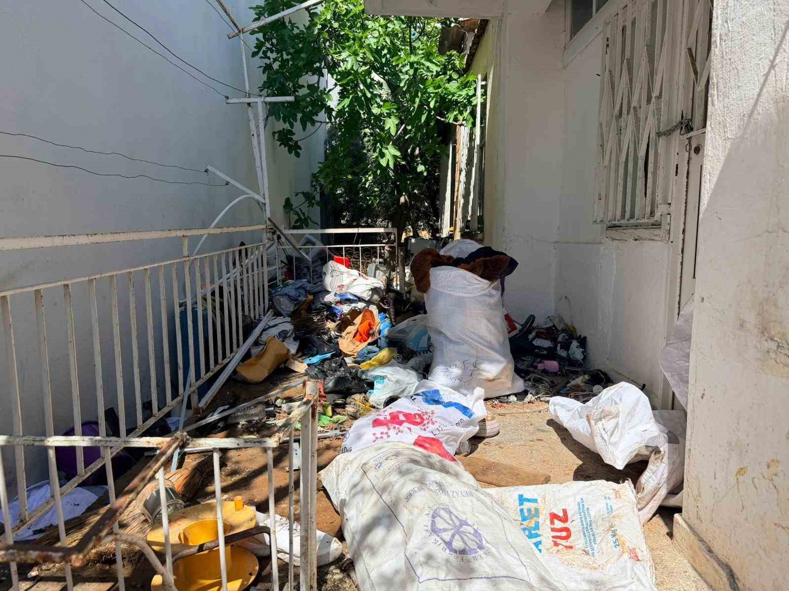 Belediye boşaltıyor, o dolduruyor: Daha önce 2 operasyonda 16 kamyon çöp çıkan evden 4 kamyon daha çöp çıktı
