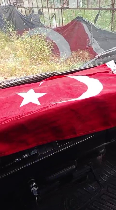 Belediye çalışanının bayrak hassasiyeti
