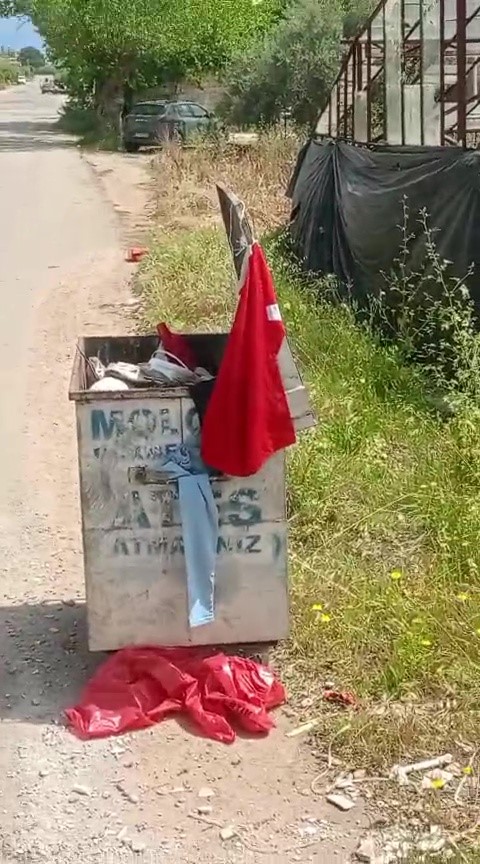 Belediye çalışanının bayrak hassasiyeti
