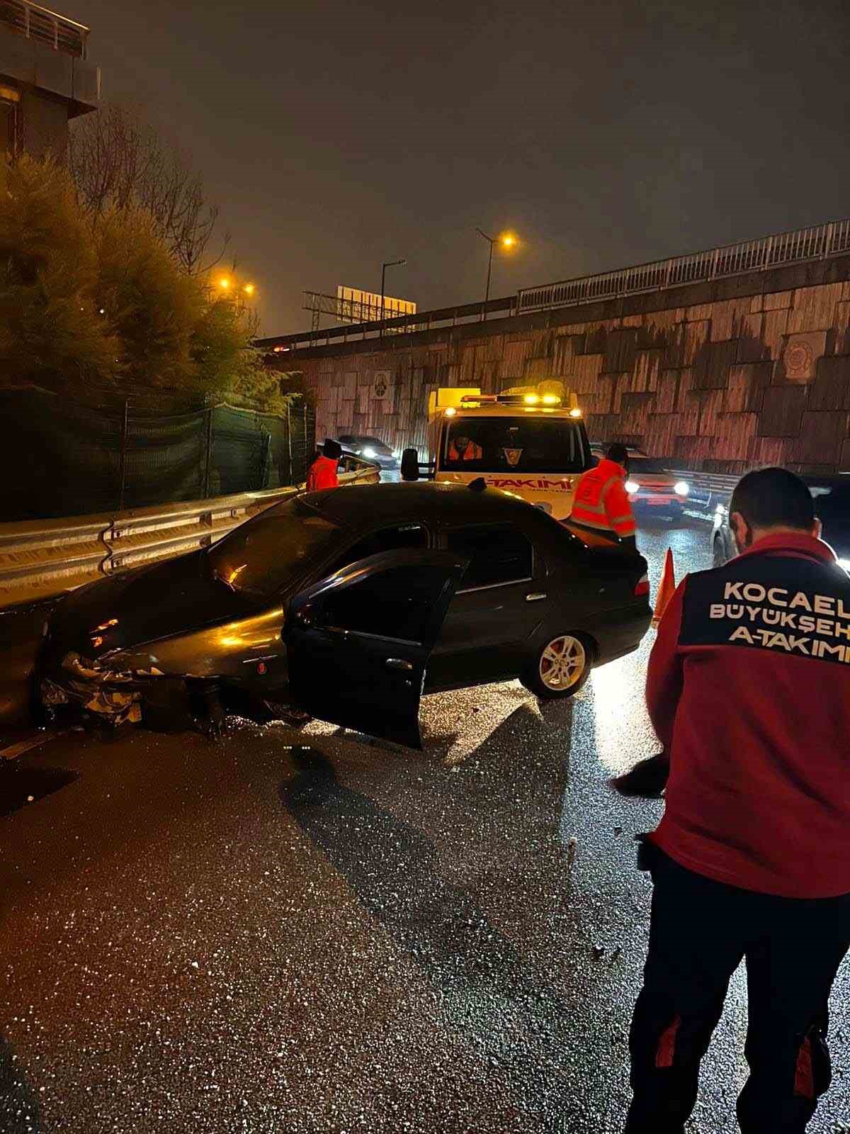 Belediye ekipleri yolda gördükleri kazaya müdahale etti
