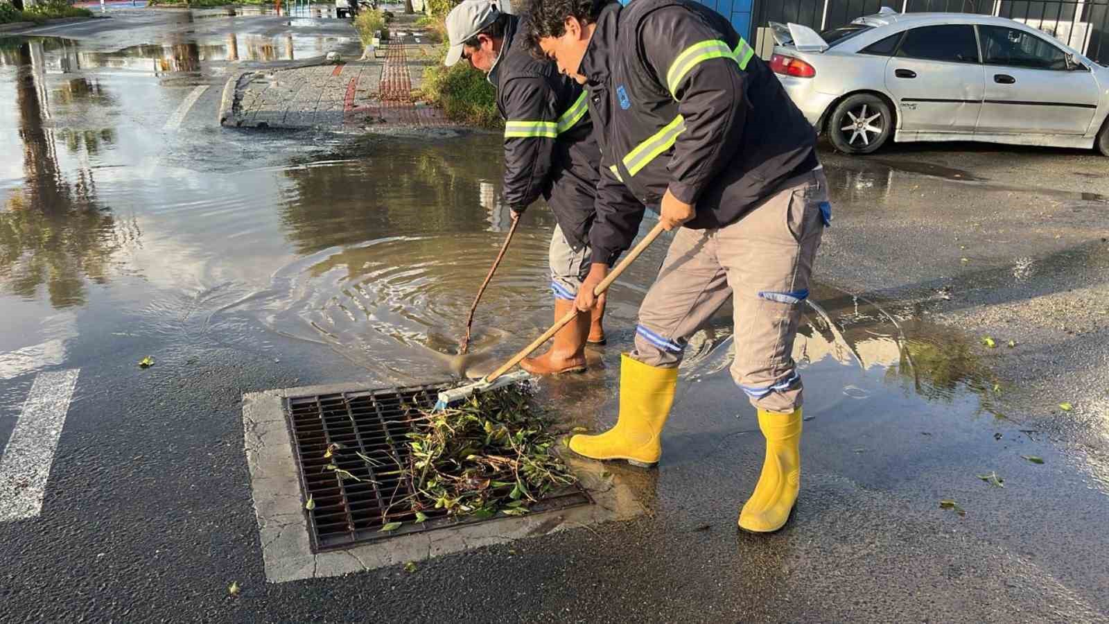 Belediye ekiplerinden fırtına ve yağış mesaisi
