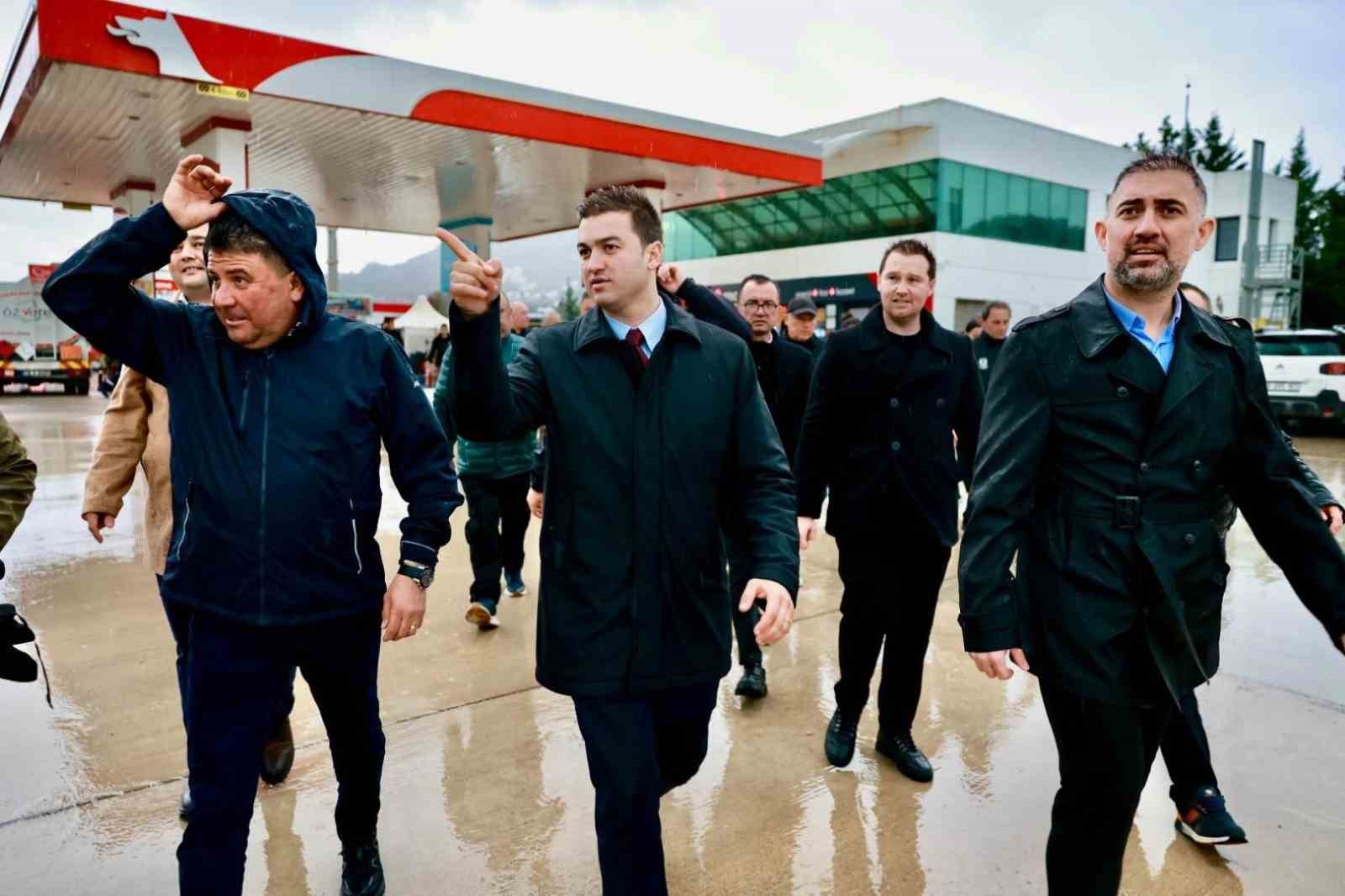 Belediye ekiplerinden fırtına ve yağış mesaisi
