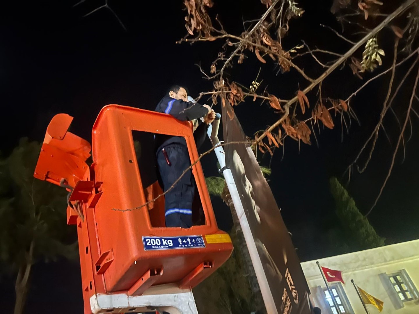 Belediye ekiplerinden fırtına ve yağış mesaisi
