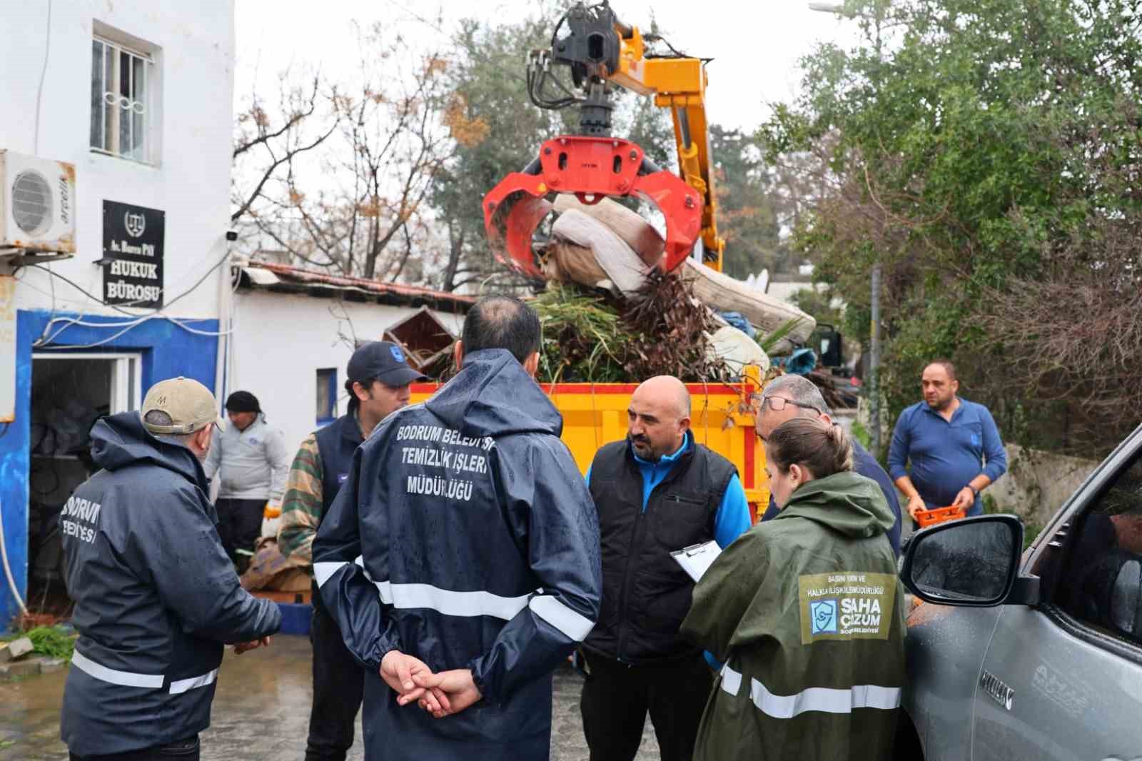 Belediye ekiplerinin yoğun mesaisi sürüyor
Belediye ekiplerinin yoğun mesaisi sürüyor