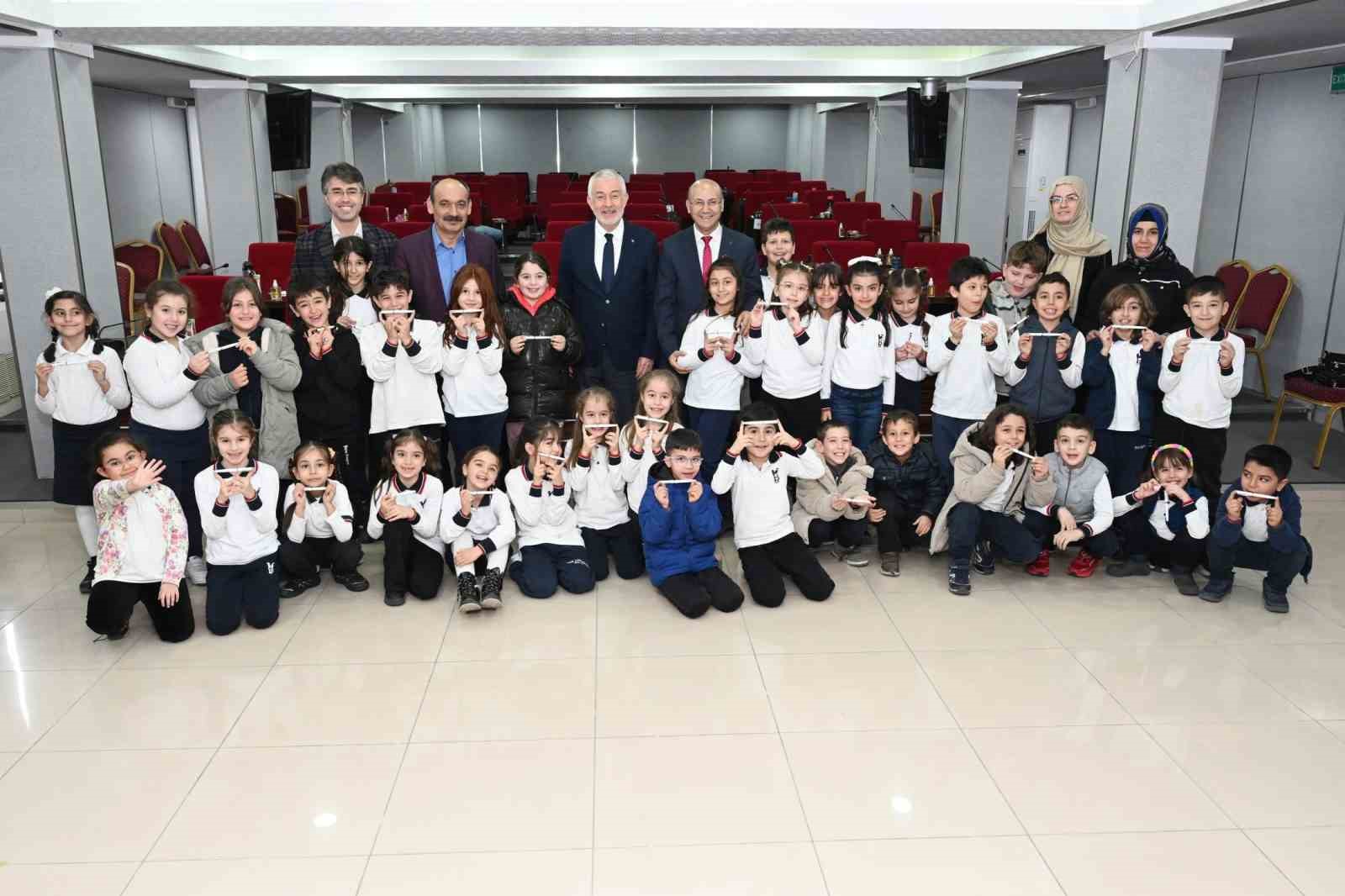 Belediye meclisinde minik misafirler yerel yönetimi yerinde öğrendi
Belediye meclisinde minik misafirler yerel yönetimi yerinde öğrendi