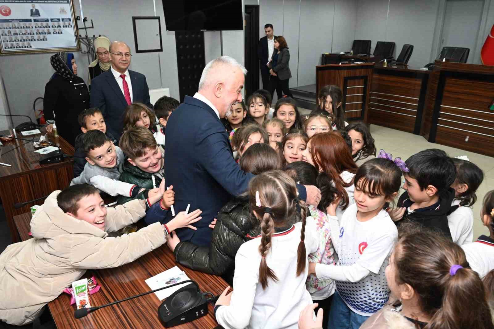 Belediye meclisinde minik misafirler yerel yönetimi yerinde öğrendi
Belediye meclisinde minik misafirler yerel yönetimi yerinde öğrendi